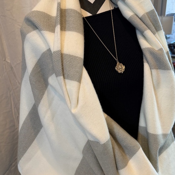 Vintage style Saint Padre Pio devotional medal pendant on a necklace - Picture 3 of 7